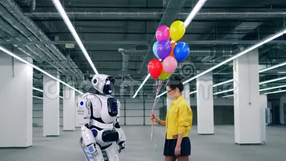 一个女孩和一个机器人抱着气球视频的预览图