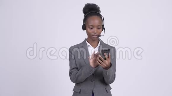 年轻恼人的非洲女商人使用电话呼叫中心代表视频的预览图