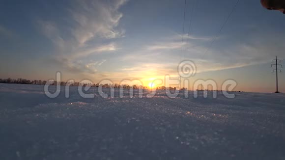 冬天阳光明媚的一天太阳落山的时候穿着暖和的橡胶靴子的男人脚穿着深深的雪视频的预览图