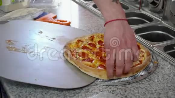 意大利辣香肠意大利比萨饼用烤箱煮厨师拿着比萨饼咖啡厅视频的预览图