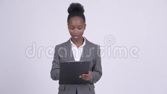 年轻愤怒的非洲女商人一边看剪贴板一边说话视频的预览图
