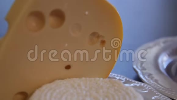 高蛋白食物奶酪和鸡蛋在单独的盘子里摄像机从里面放大了特写视频的预览图