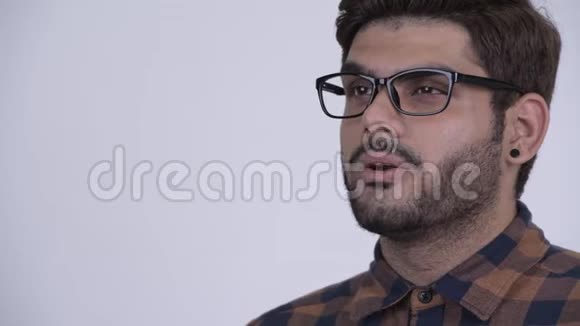 接受采访的年轻留胡子的印度时髦男人的脸视频的预览图
