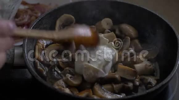 蘑菇在平底锅里煎加入奶油混合视频的预览图