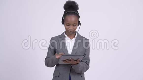 年轻时强调非洲女商人使用数字平板电脑的呼叫中心代表视频的预览图