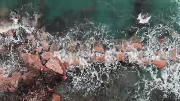 特写大浪撞击海石的鸟瞰图风天的海浪视频的预览图