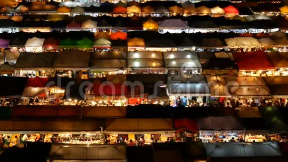 4K泰国铁路夜市繁忙的亚洲街头美食有五颜六色的摊位受欢迎的旅游目的地视频的预览图