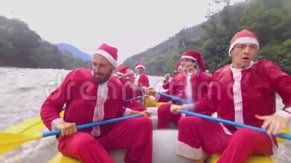 潮湿的圣诞老人团队突袭视频的预览图