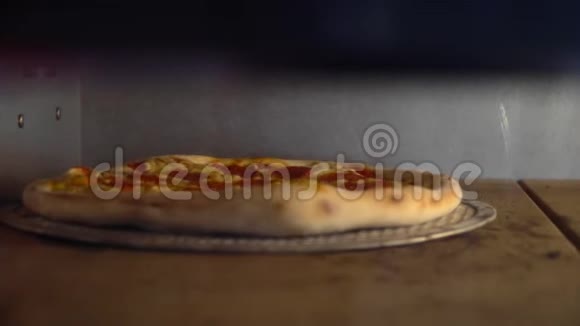 烤箱里的烤饼在烤箱里烤披萨意大利香肠视频的预览图