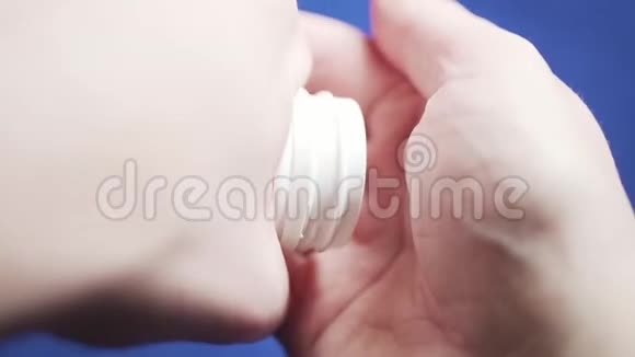 慢镜头的人吃药男性手中的圆形白色药丸视频的预览图