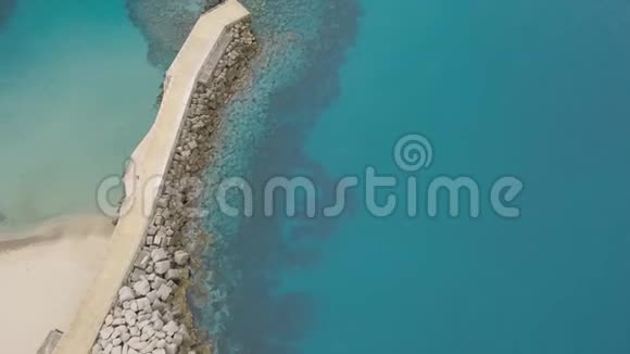 海上海岸的鸟瞰图在码头上空飞行的无人机蔚蓝的清水视频的预览图