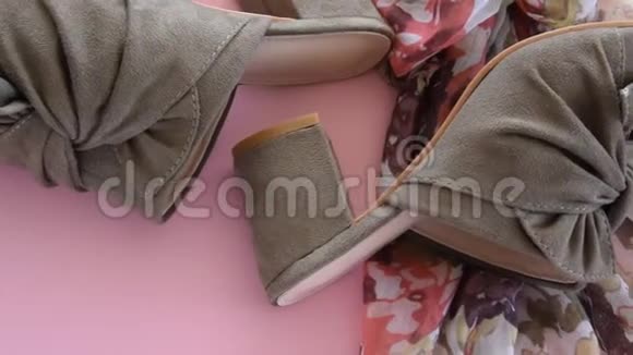 骡子骡子的配对和粉红色背景的花巾视频的预览图