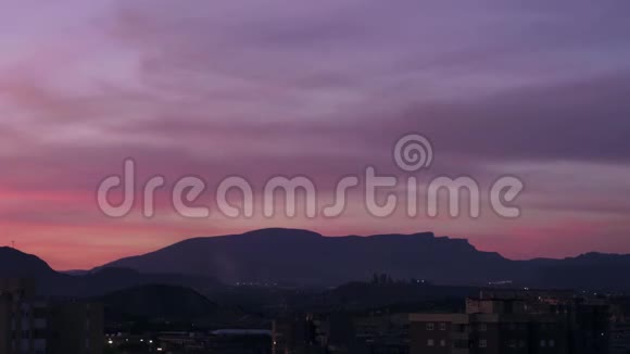 日落时的山城紫色的天空令人惊叹视频的预览图