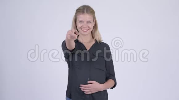 年轻快乐的怀孕女商人指着相机视频的预览图