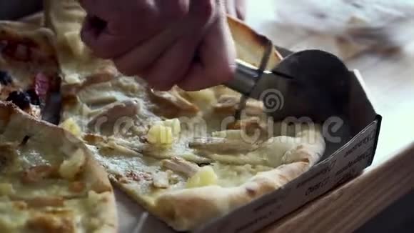 厨房切披萨的厨师师傅意大利食品概念视频的预览图