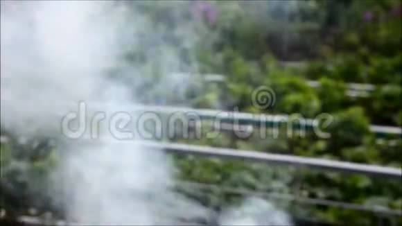 在花园里烧烤烟从烧烤炉中升起视频的预览图