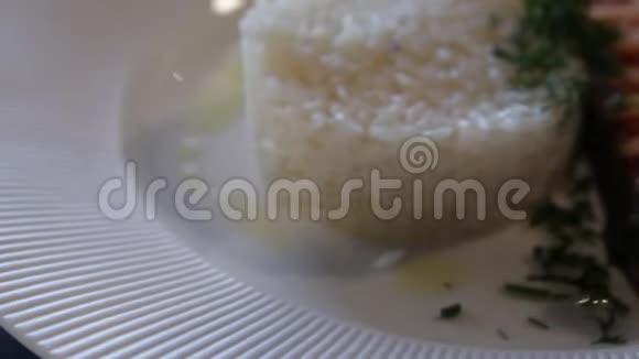 烤红鱼配上米饭和柠檬高蛋白食物摄像机绕着这个向右移动特写视频的预览图