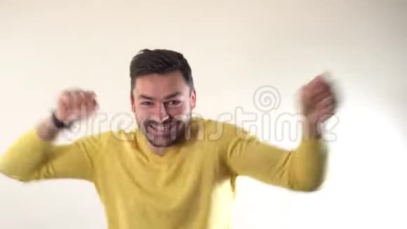 漂亮的成年长胡子丈夫穿着格子衬衫跳嘻哈舞用手展示你的手势站在灰色的旁边视频的预览图