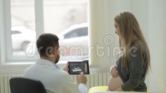 医生给孕妇看了她婴儿超声波照片视频的预览图