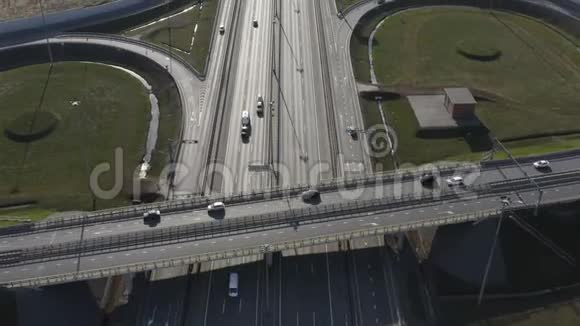 汽车在高速环形公路上行驶视频的预览图