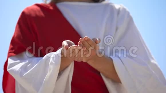 双手穿着长袍交叉展示心脏教堂为心脏病人祈祷视频的预览图