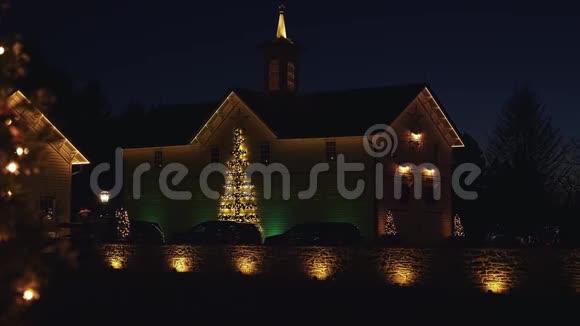 在一个有树木和树的古物谷仓展出圣诞灯饰视频的预览图