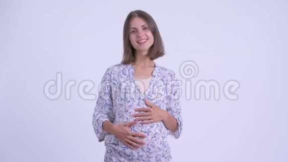 快乐的年轻孕妇送礼物盒视频的预览图