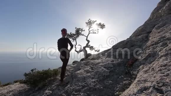 在克里米亚的一座山上年轻女子透过松树的树枝看着阳光夫人在视频的预览图