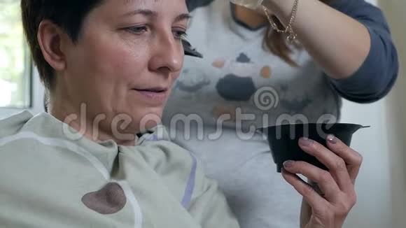 一位黑发女子的理发师手工上色特写视频的预览图