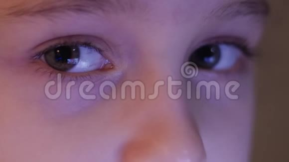 夜拍了一张可爱的白种人婴儿特写的婴儿脸女孩看着镜头视频的预览图