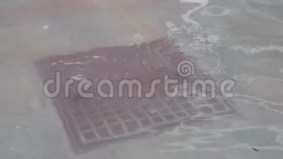 被水淹没的城市排水井视频的预览图