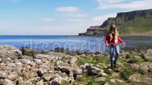 女孩爬过北爱尔兰巨人队的岩石视频的预览图