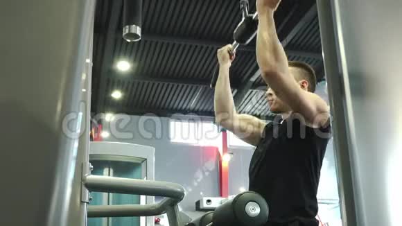 年轻男性举重运动员做手臂和背部运动视频的预览图