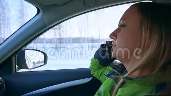 一个迷人的中年妇女在车里打电话视频的预览图
