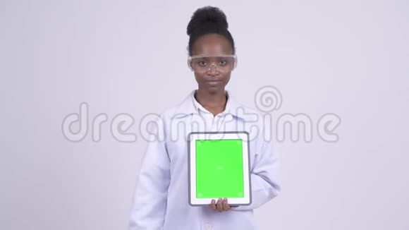 年轻快乐的非洲女科学家展示数码平板电脑竖起大拇指视频的预览图