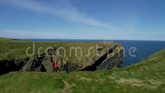令人惊叹的爱尔兰大西洋海岸和陡峭的悬崖视频的预览图