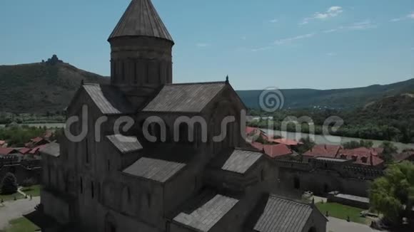 古老教堂的空中视频斯维蒂茨霍维利乔治亚姆茨基塔前往修道院的近距离飞行视频的预览图