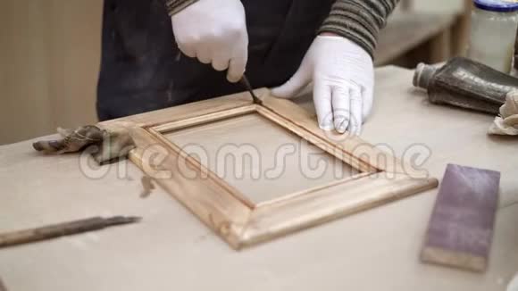 男性手用少许油漆刷油木架躺在桌子上视频的预览图