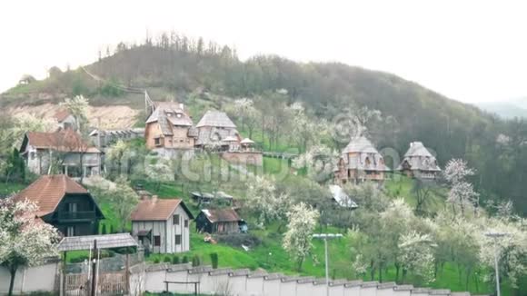 东南欧山上美丽的村庄视频的预览图