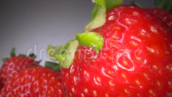红色多汁草莓在黑暗背景下的宏观拍摄甜果背景健康饮食生活方式视频的预览图