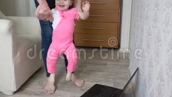 小宝宝在托儿所和妈妈玩快乐的宝宝妈妈的手在跳妈妈的手在笑视频的预览图