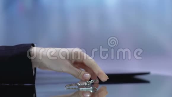 女士带钥匙链保护机密信息保密安全视频的预览图