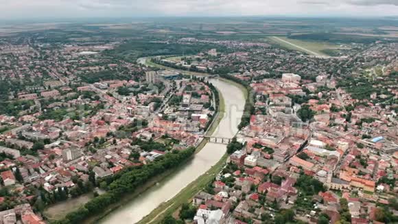 有河流的小镇或城市空中无人机夏季景观乌日戈罗德Transcarpathia乌克兰视频的预览图