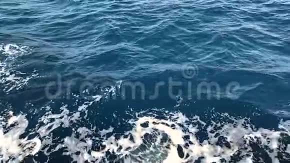 海浪慢动作镜头在公海游泳视频的预览图