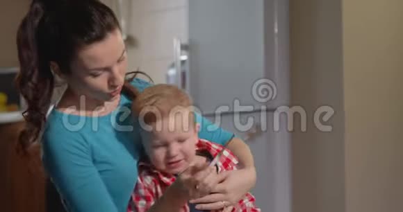 母亲用体温计测量儿子患流感的体温视频的预览图