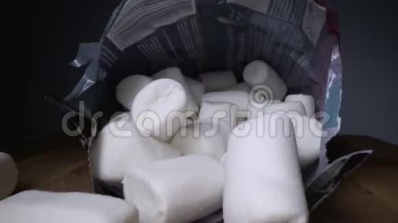 内甜软棉花糖包装包里美味的白糖果快餐视频的预览图