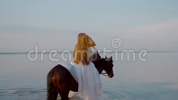 两个长发女孩在海滩上骑马视频的预览图