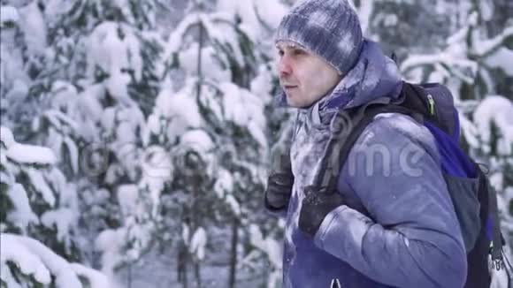 一个严肃的冻人走在寒冷的雪林里西伯利亚视频的预览图