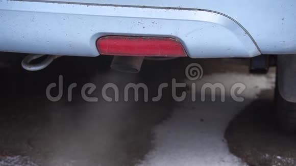 汽车排气管对空气的环境污染视频的预览图