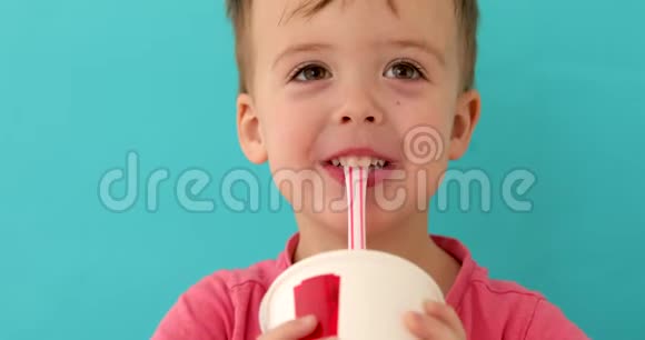 小男孩喝奶昔视频的预览图
